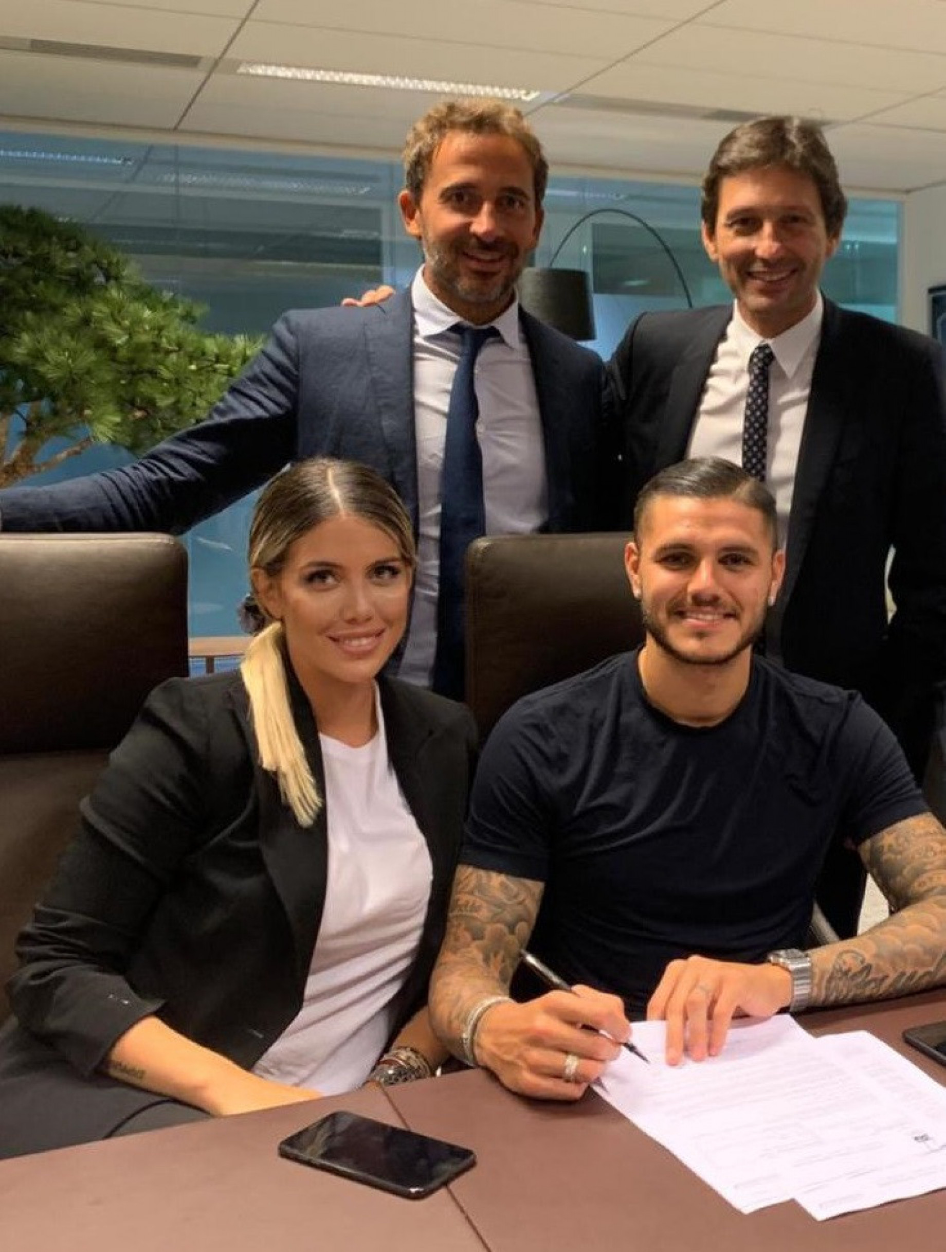 Icardi Leonardo Wanda Nara firma Psg GDM.jpg