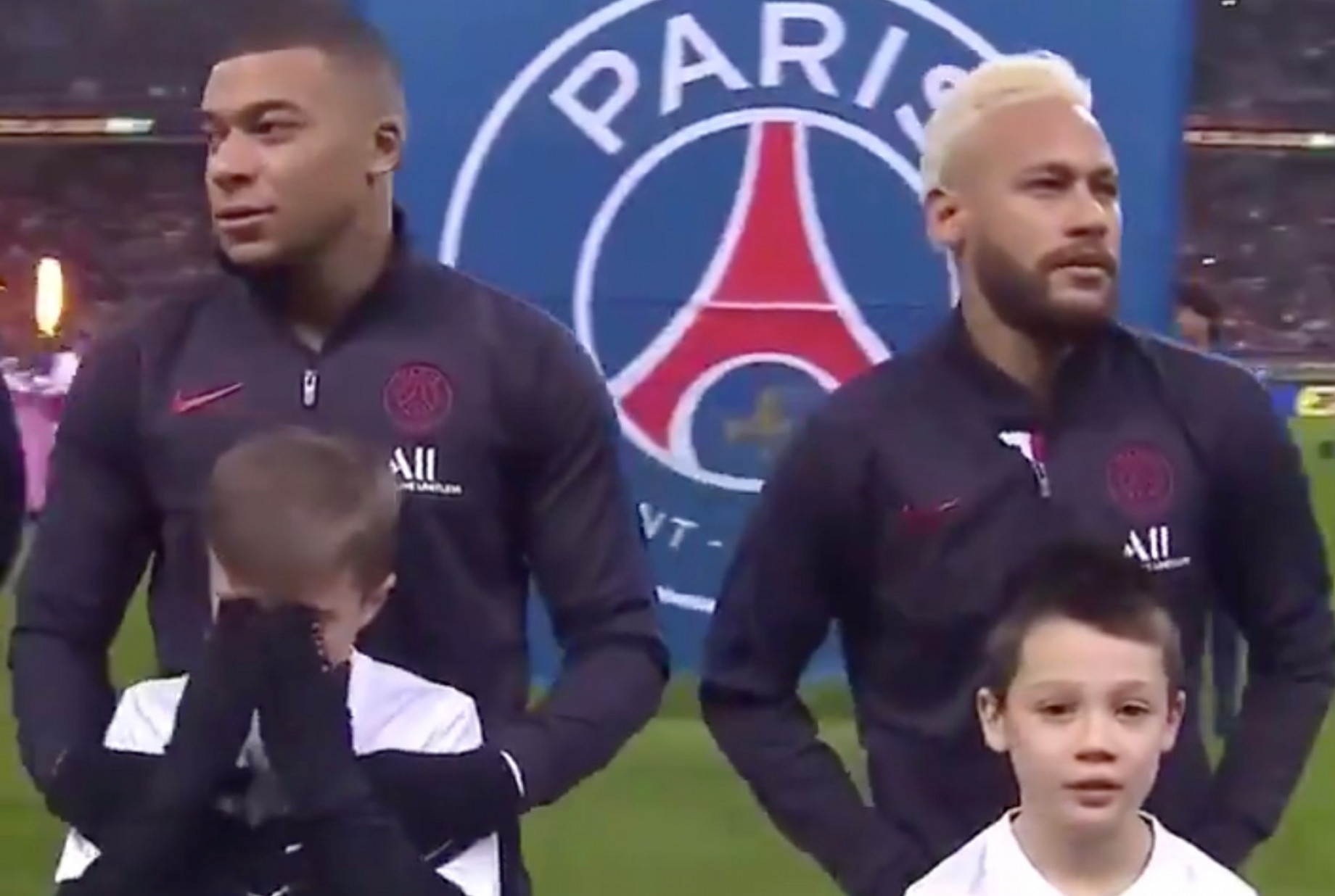 mbappe bambino piange.jpg