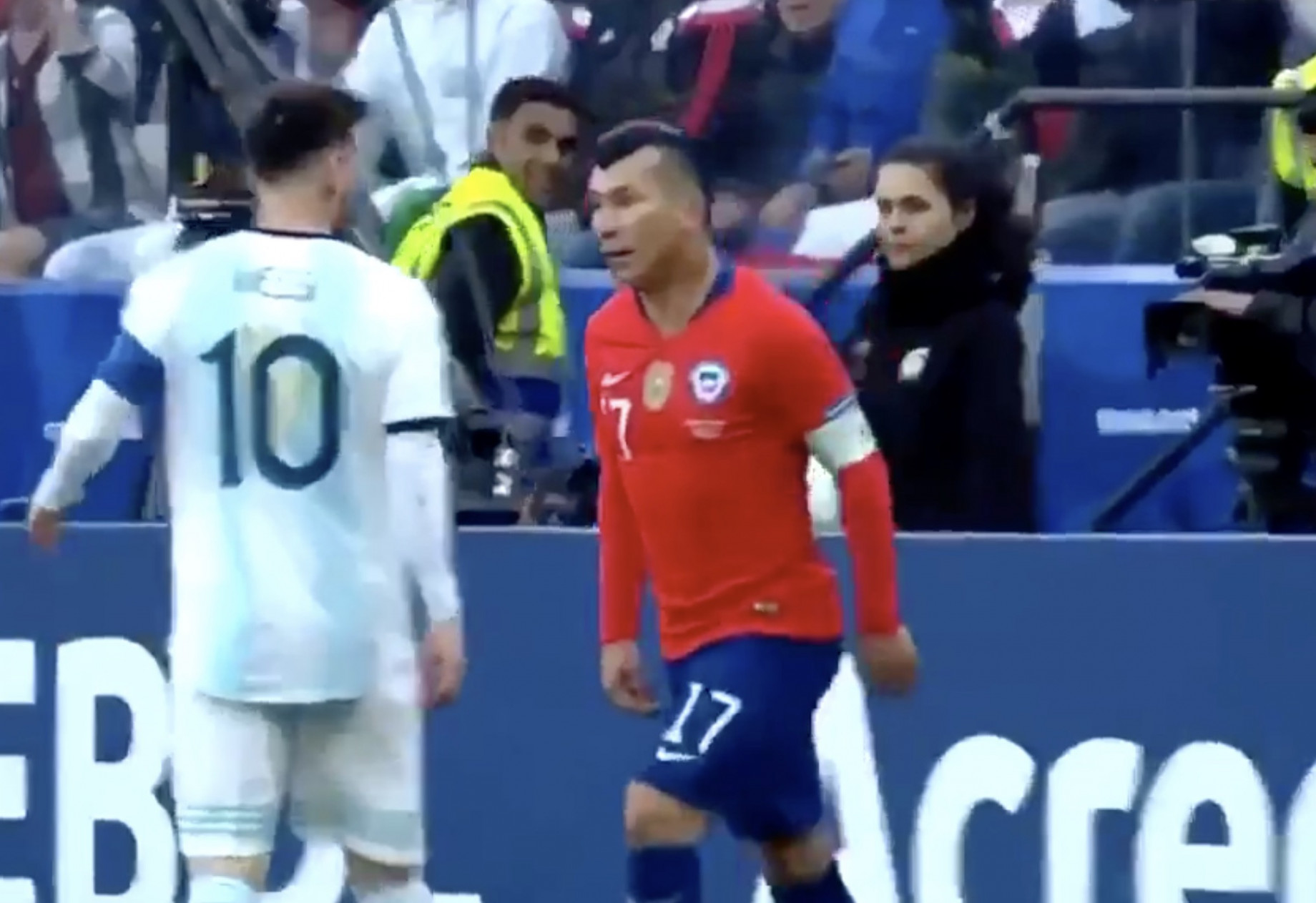 Messi Medel rissa GDM.jpg