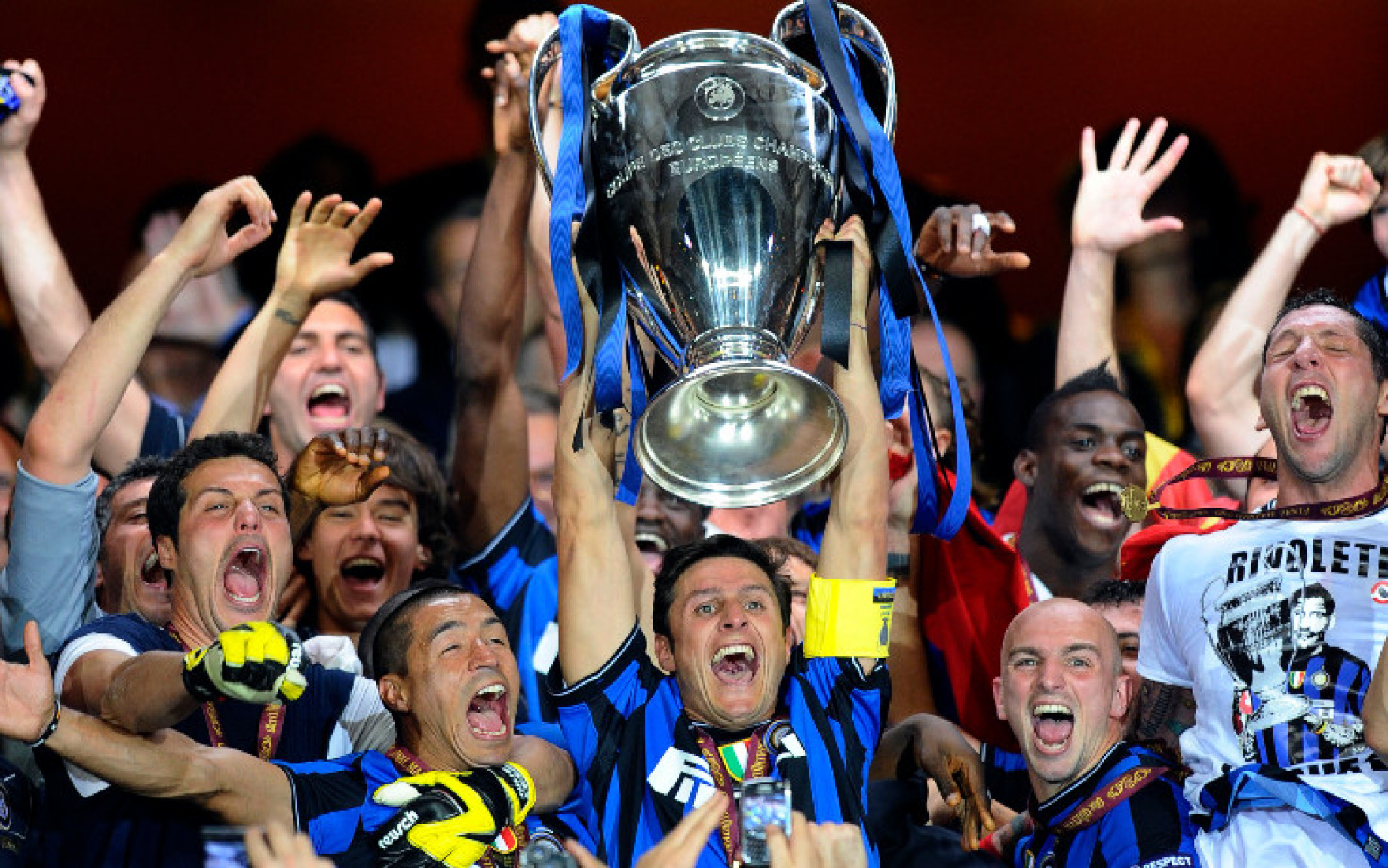 zanetti_inter_champions_trofeo IMAGE.jpg